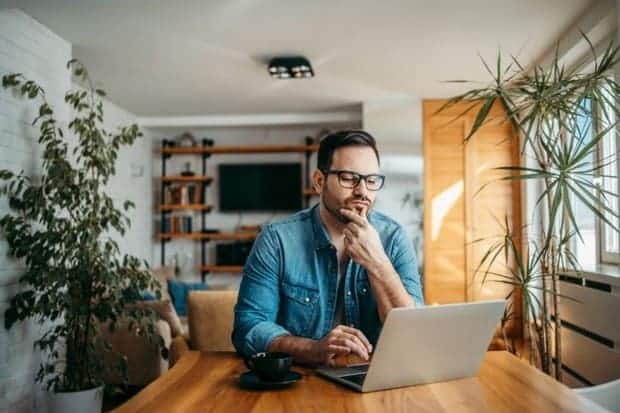 hombre buscando que es inbound marketing