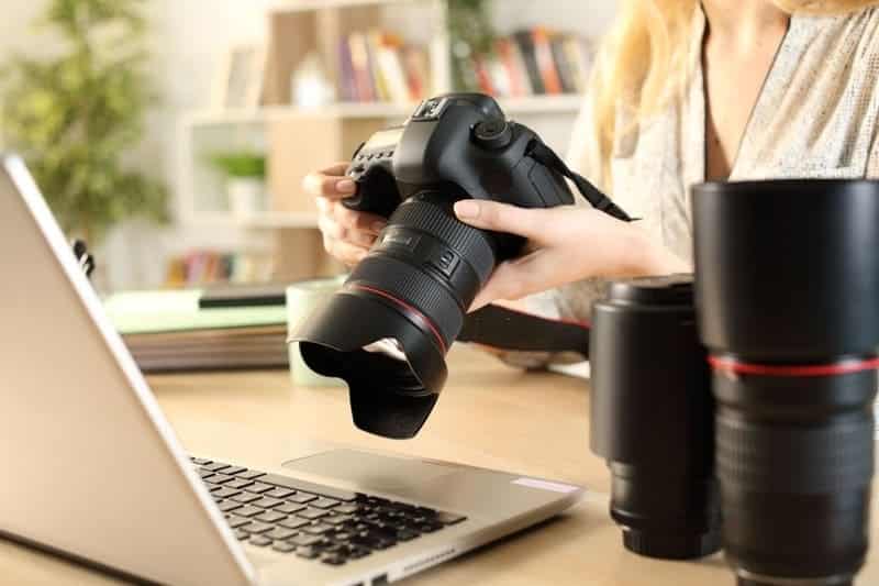 mujer revisando cámara para sesión de fotografia profesional en colombia